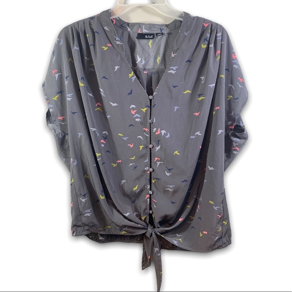a.n.a Tops - a.n.a A New Approach Women’s Blouse | Bird Print | size XL